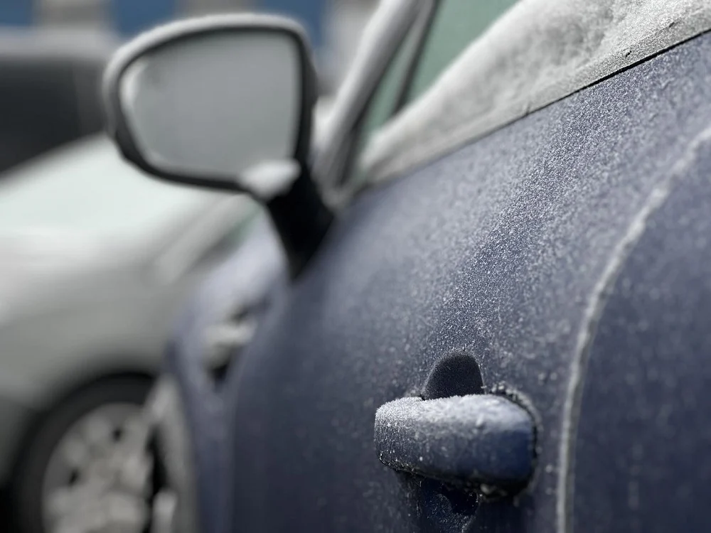 Zimne poranki wracają. Policja ostrzega przed śliskimi drogami