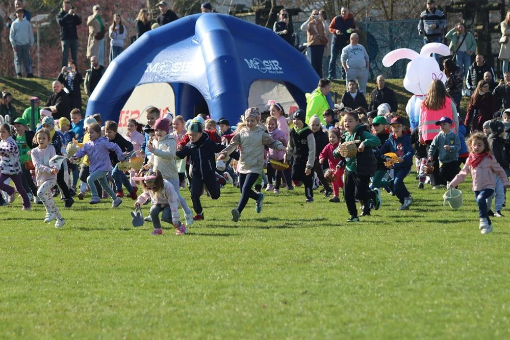 Wielkanocne szukanie jajek w Piekarach. Na stadionie pojawiło się blisko 1000 dzieci