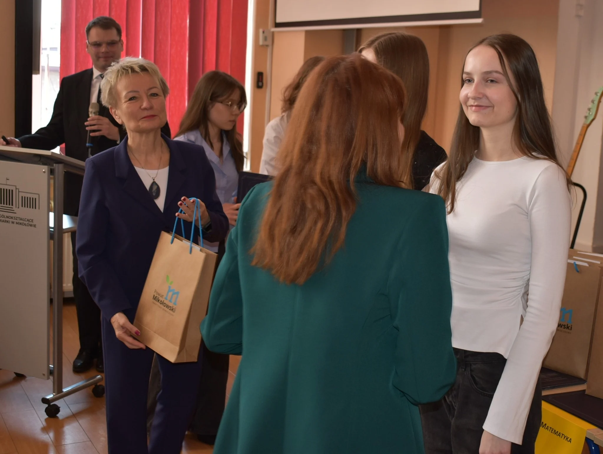 Mikołów nagrodził najzdolniejszych uczniów. Laureaci odebrali dyplomy i wyróżnienia / fot. Aktualności Powiatu Mikołowskiego