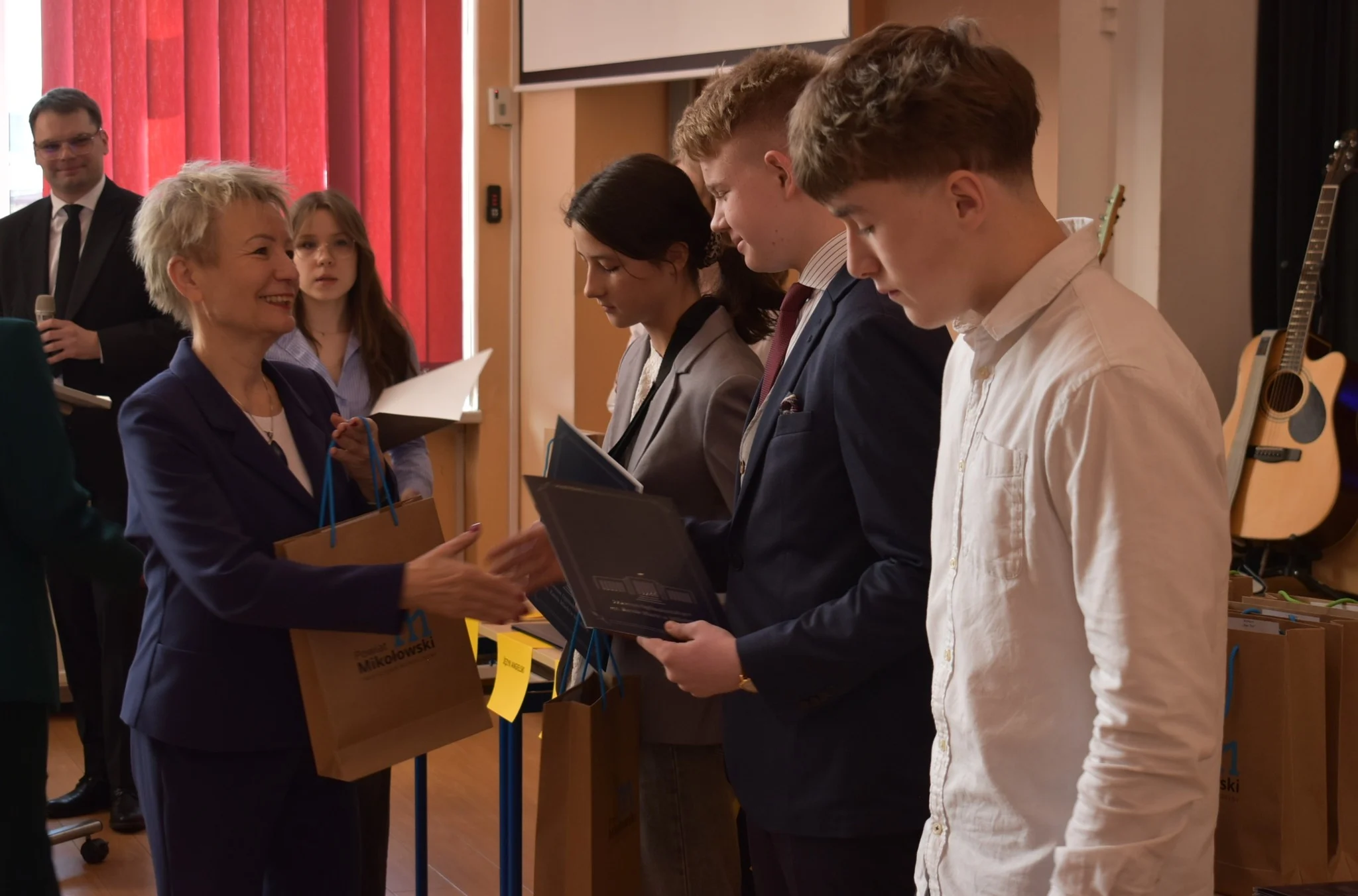 Mikołów nagrodził najzdolniejszych uczniów. Laureaci odebrali dyplomy i wyróżnienia / fot. Aktualności Powiatu Mikołowskiego