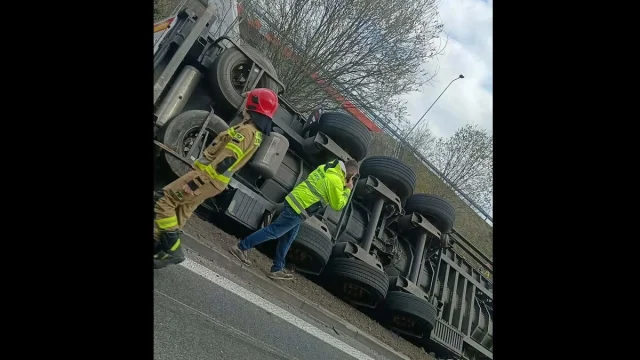 Wywrócona ciężarówka na DK 86 w Katowicach. Utrudnienia trwały godzinami