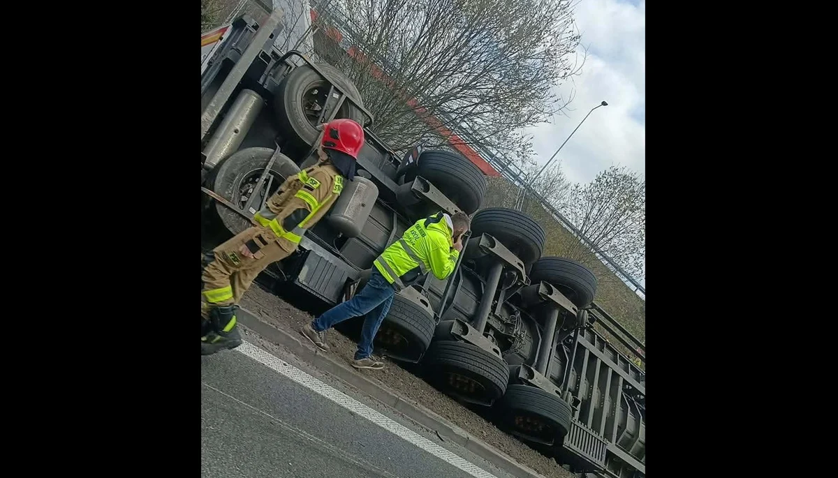 Wywrócona ciężarówka na DK 86 w Katowicach. Utrudnienia trwały godzinami