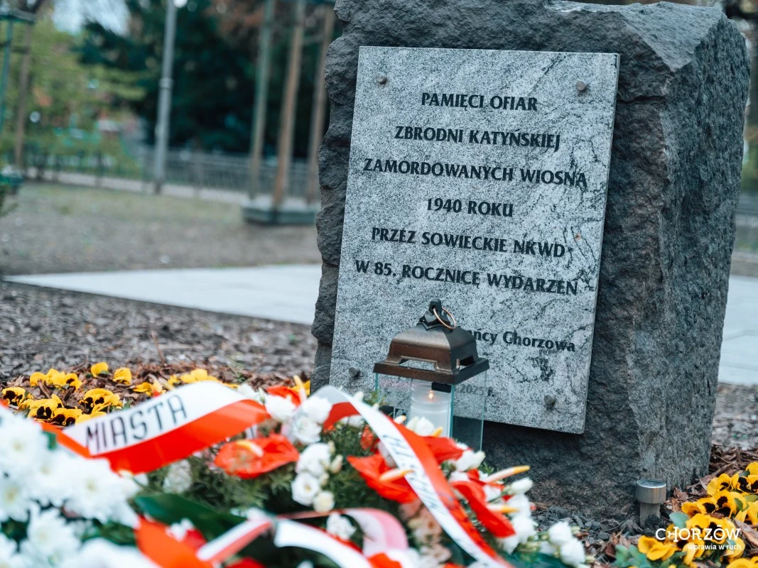 Chorzów upamiętnił Ofiary Zbrodni Katyńskiej. Złożono kwiaty w Parku Hutniczym / fot. UM Chorzów FB