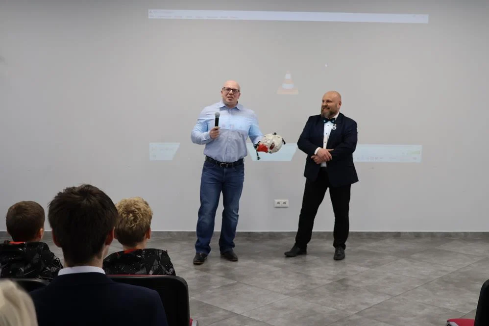 671719363_122207804510329281_3981123672918386917_n