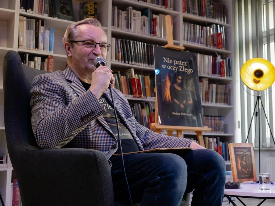 Tłumy w bibliotece w Piekarach. Spotkanie z Dariuszem Pietruchą przyciągnęło mieszkańców