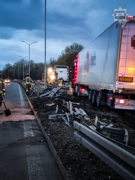 Kolizja ciężarówki na DTŚ w Świętochłowicach / fot. Śląska Policja