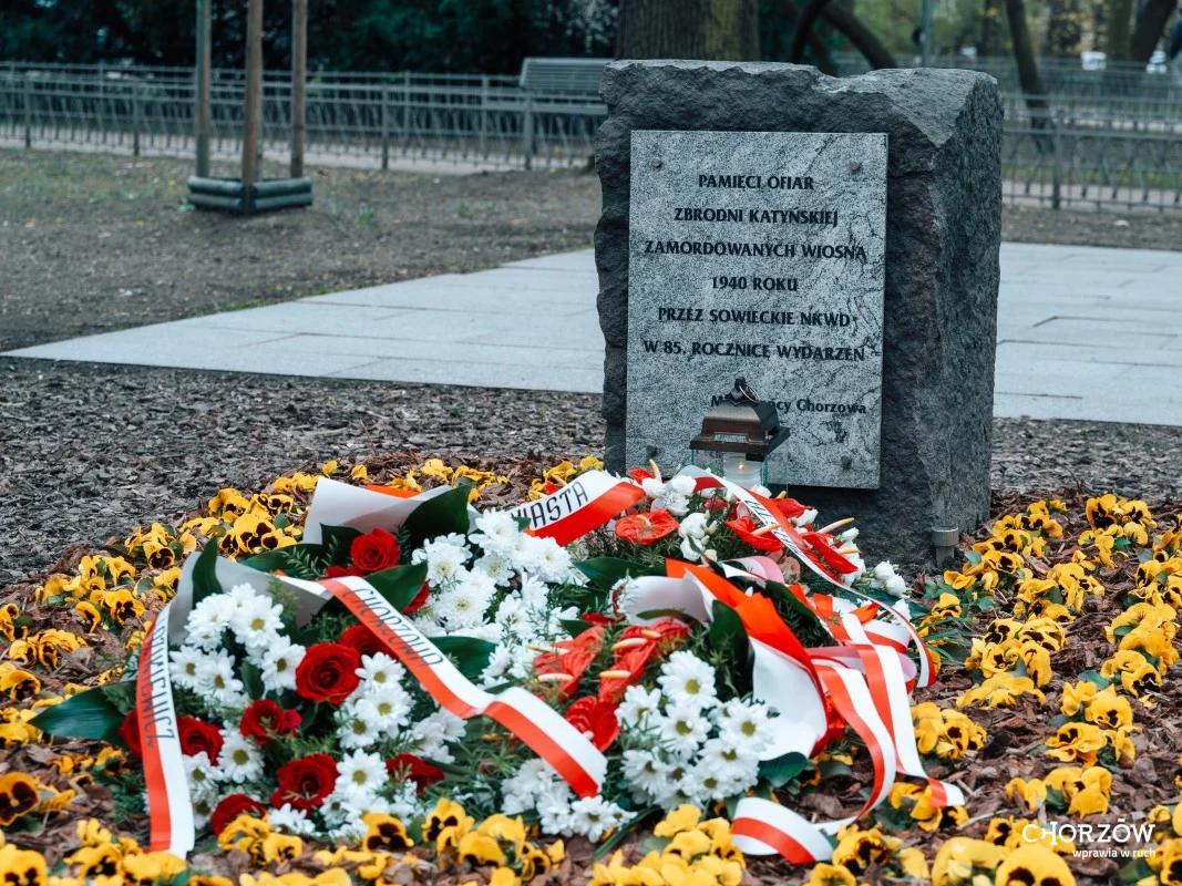 Chorzów upamiętnił Ofiary Zbrodni Katyńskiej. Złożono kwiaty w Parku Hutniczym / fot. UM Chorzów FB
