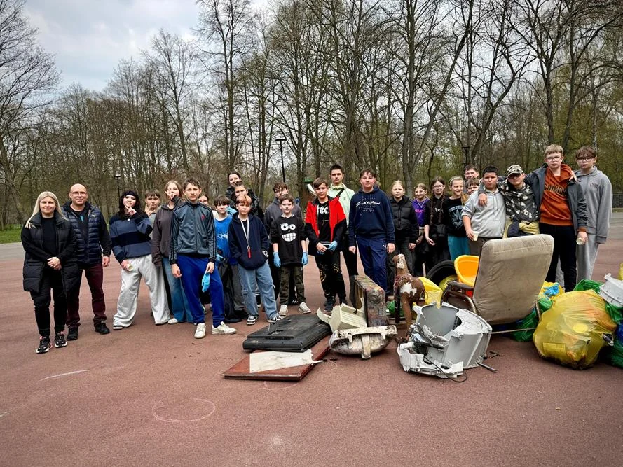 Park Zamkowy w Mysłowicach znów lśni. Wspólna akcja połączyła mieszkańców