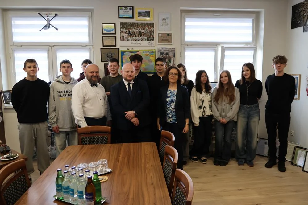 Uczniowie Szkoły Podstawowej nr 6 odwiedzili Urząd Miejski w Orzeszu