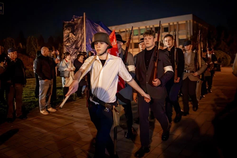 Przed Urzędem Miasta ożyła historia. Wyjątkowy wieczór w Tychach