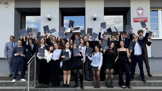 Ostatni szkolny apel przed maturą. 221 uczniów „Miarki” odebrało świadectwa