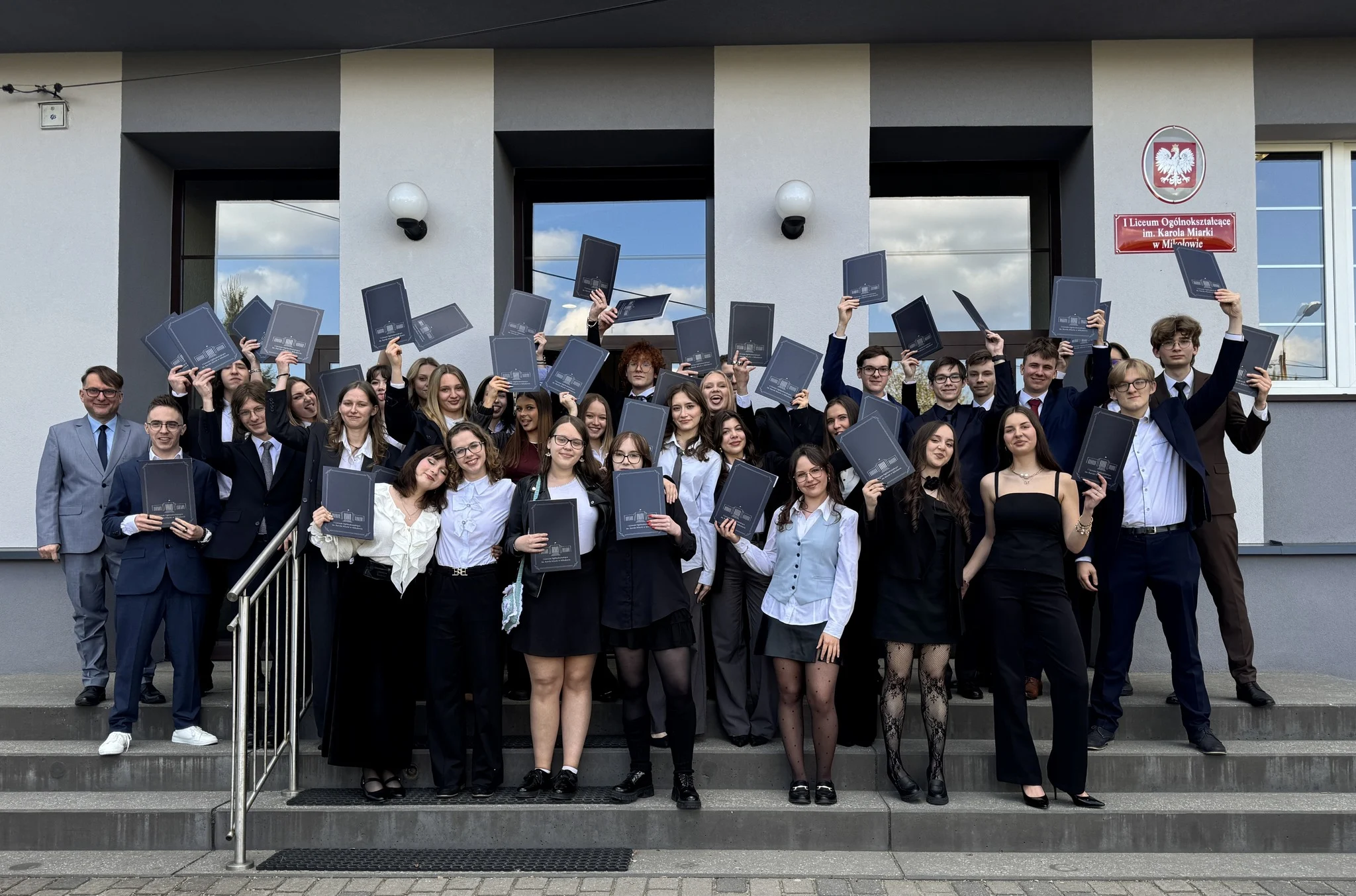 Ostatni szkolny apel przed maturą. 221 uczniów „Miarki” odebrało świadectwa