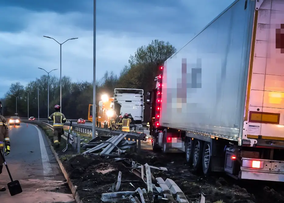 Ciężarówka uderzyła w bariery na DTŚ w Świętochłowicach – zablokowane dwa pasy ruchu