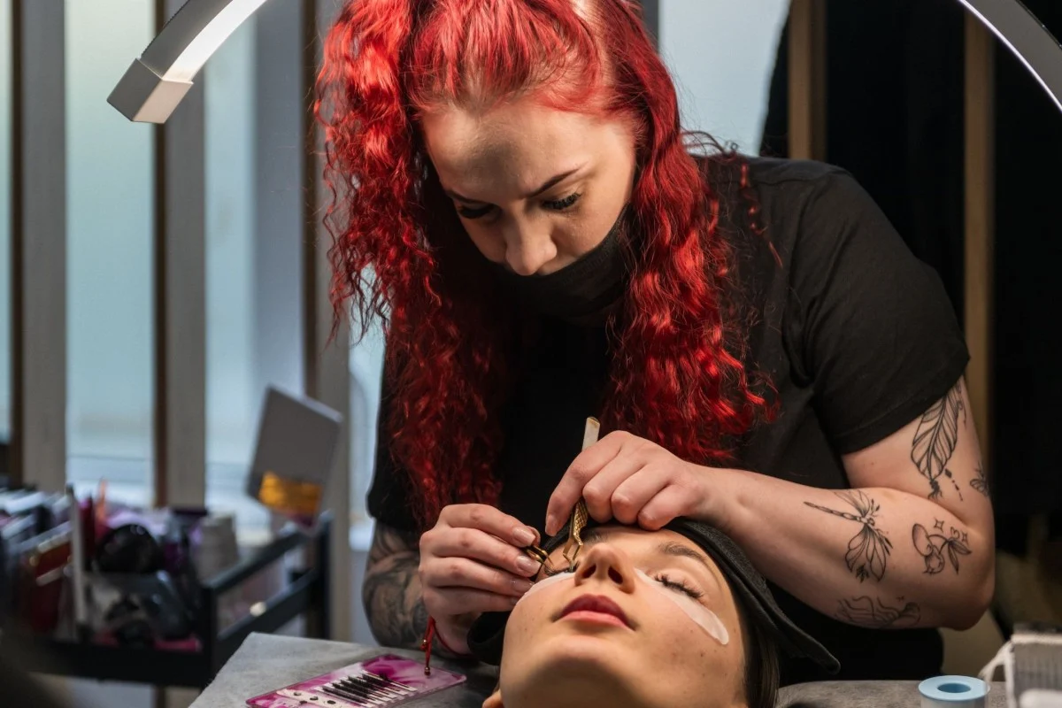 Więcej niż ładne rzęsy. Stylistka z Bytomia szkoli za darmo młode kobiety z domów dziecka