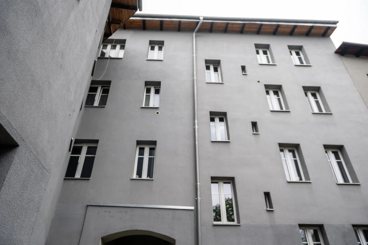 Nowe życie kamienicy w Bytomiu. Lokatorzy odebrali klucze przy Żeromskiego 14
