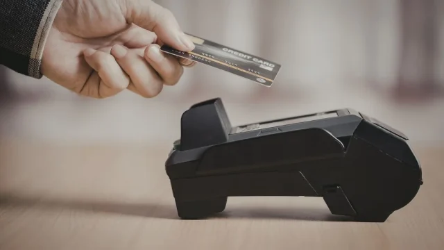 Znalazł kartę bankomatową i płacił nią przez 3 dni. 58-latek zatrzymany w Rudzie Śląskiej