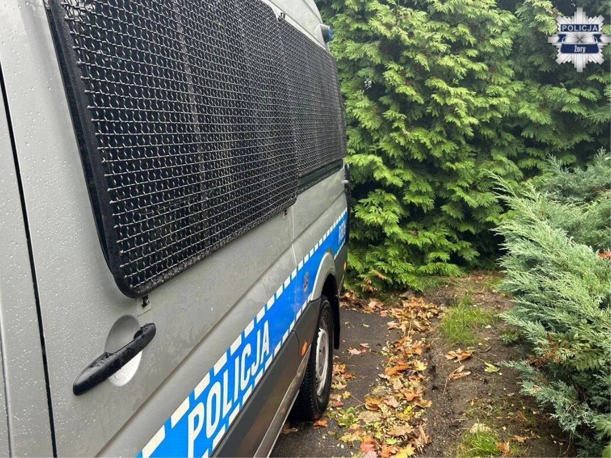 Żory: Uciekał przed policjantami i wyrzucał zawiniątka – zatrzymany z narkotykami