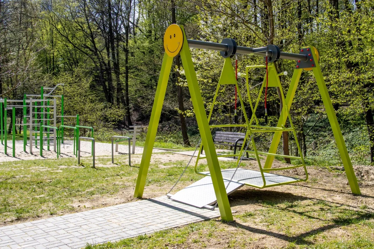 Nowa huśtawka dla osób z niepełnosprawnościami w Parku Trzy Wzgórza