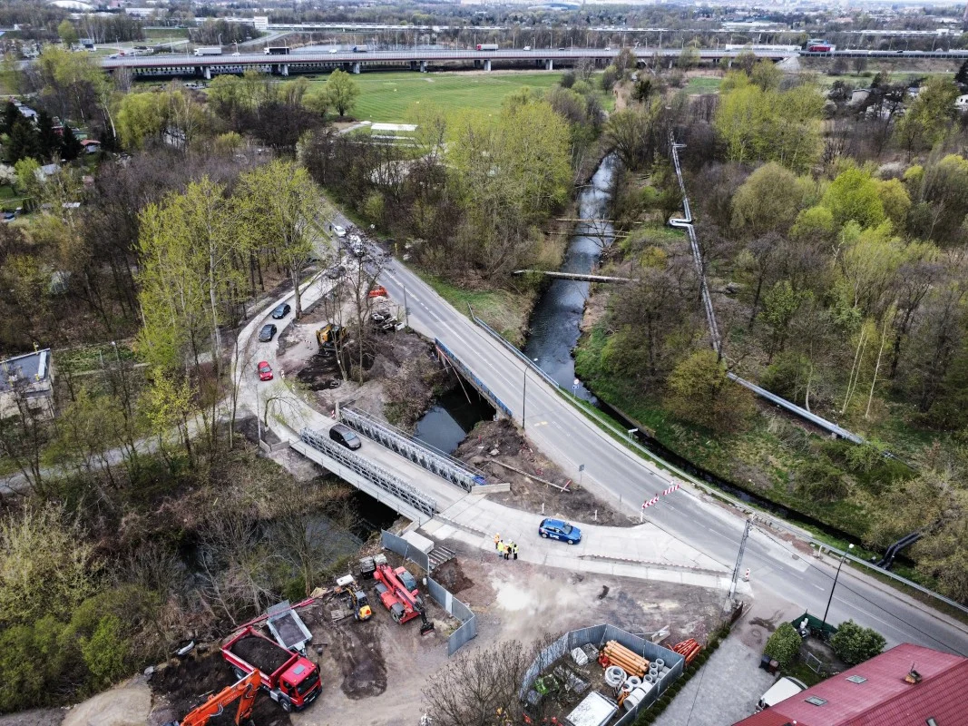 Nowy most nad Kłodnicą w Sośnicy poprawi bezpieczeństwo i wygodę. Stary wkrótce zostanie rozebrany