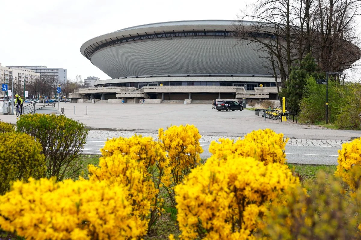 Tarasy i schody Spodka czeka modernizacja. Ruszył przetarg na naprawę i wzmocnienie zewnętrznych elementów