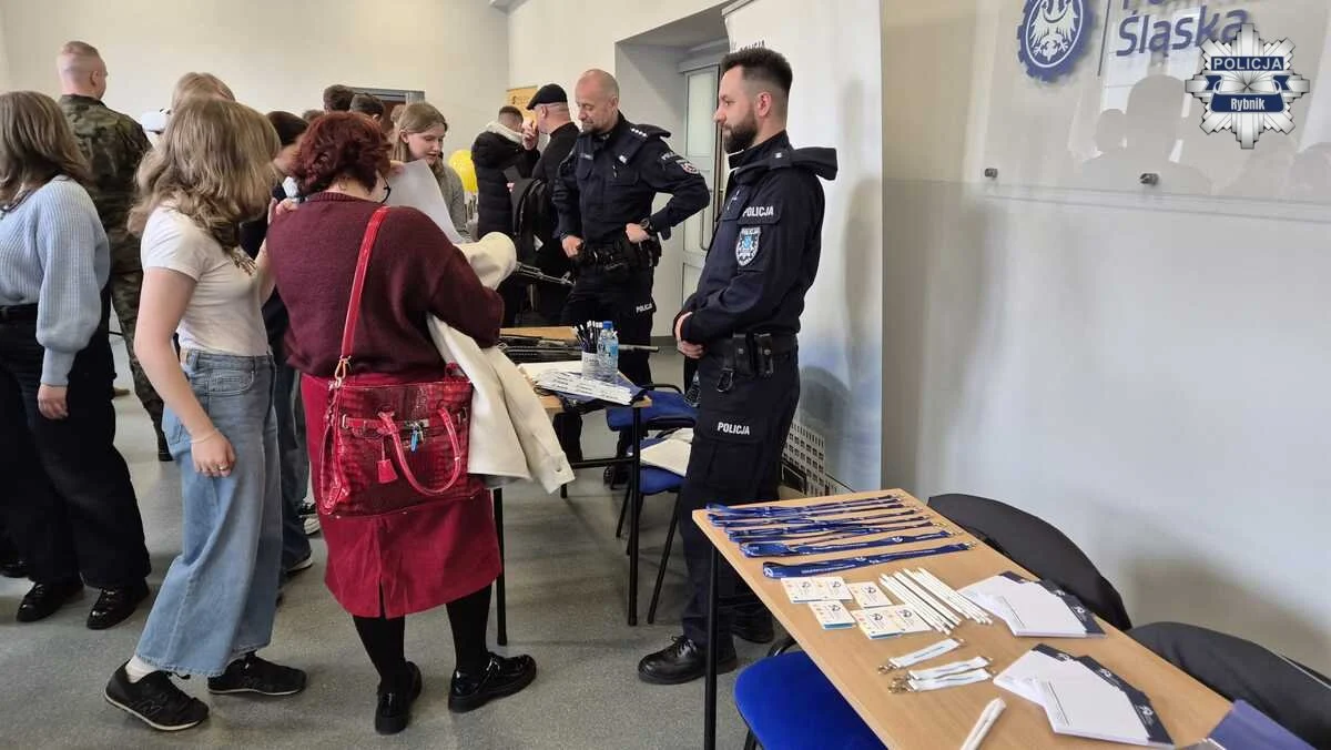 Młodzież w Rybniku poznała szczegóły pracy w policji podczas "Dnia z Kryminologią"