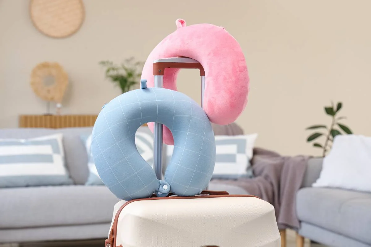 Poduszka podróżna - jak wybrać tę, która odciąży szyję i zapewni komfort?