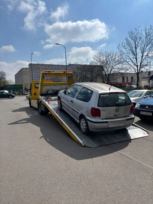 Miasto odzyskuje kolejne miejsca parkingowe. Porzucone auta pod lupą Straży Miejskiej