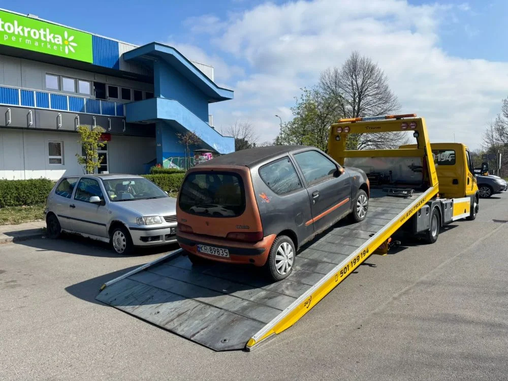 Miasto odzyskuje kolejne miejsca parkingowe. Porzucone auta pod lupą Straży Miejskiej