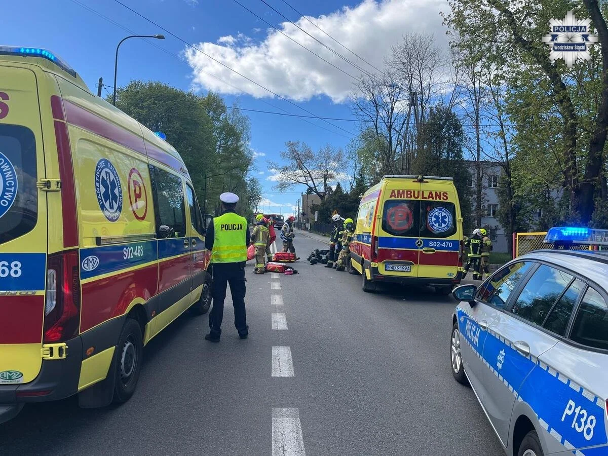 Poważny wypadek w Pszowie. Mercedes zderzył się z motorowerem