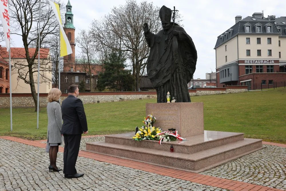Władze Piekar upamiętniły Jana Pawła II w rocznicę jego śmierci