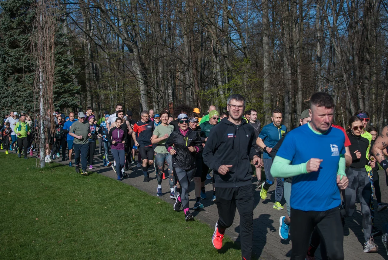 Świąteczny parkrun w Katowicach. Wspólne bieganie i pomoc dla schroniska (10)