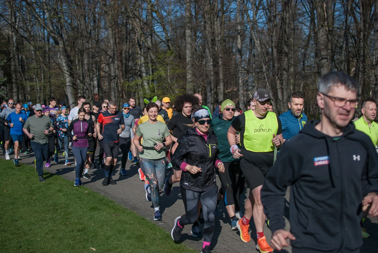Świąteczny parkrun w Katowicach. Wspólne bieganie i pomoc dla schroniska (11)