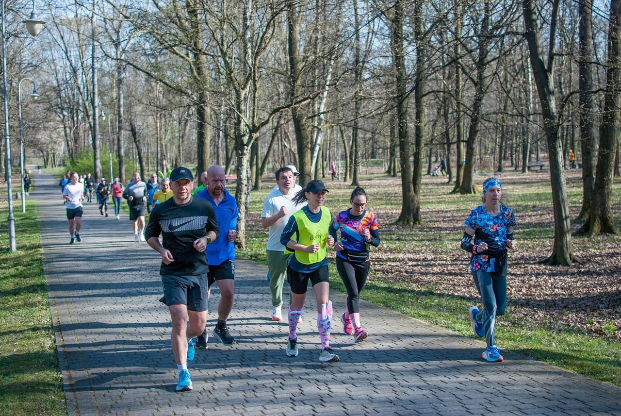Świąteczny parkrun w Katowicach. Wspólne bieganie i pomoc dla schroniska (111)