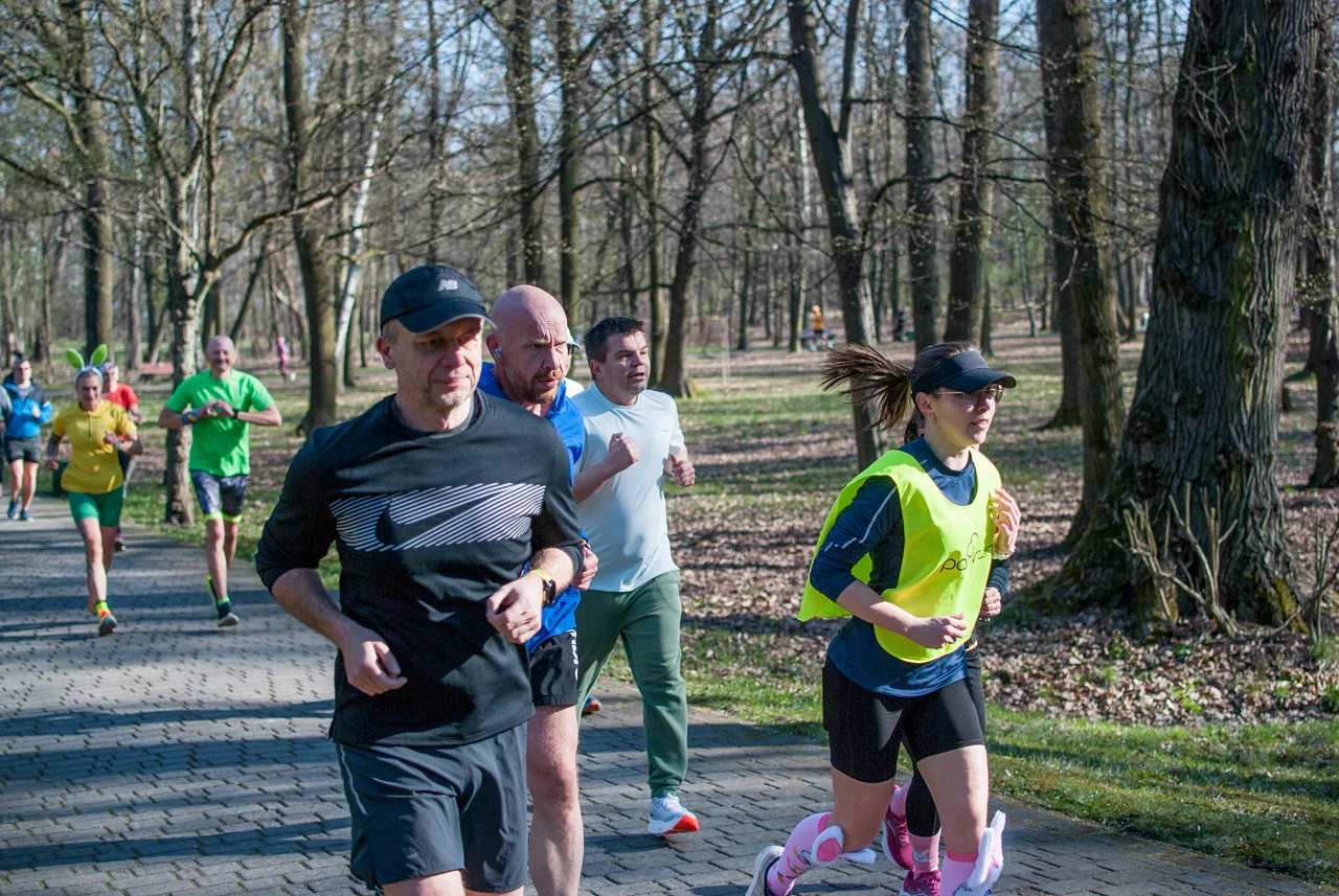 Świąteczny parkrun w Katowicach. Wspólne bieganie i pomoc dla schroniska (113)