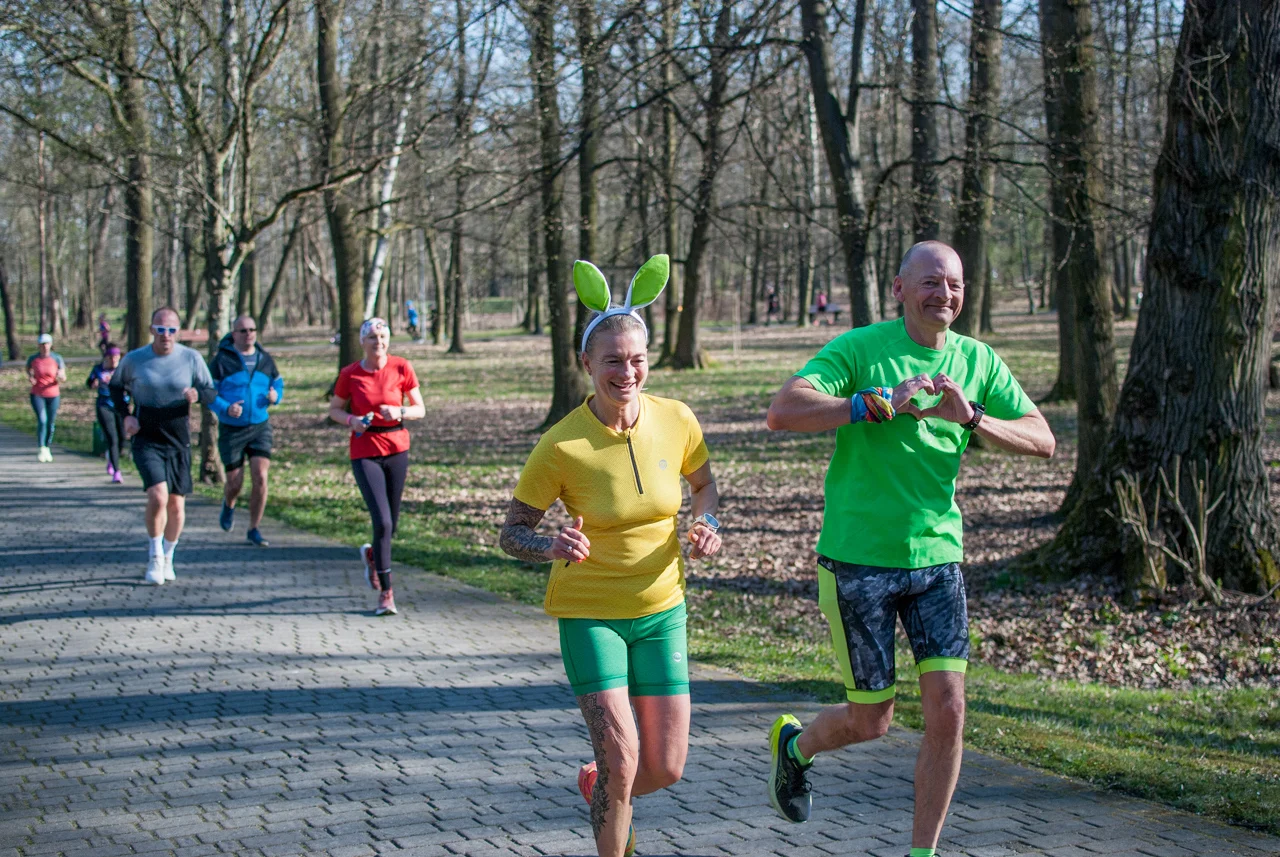 Świąteczny parkrun w Katowicach. Wspólne bieganie i pomoc dla schroniska (114)