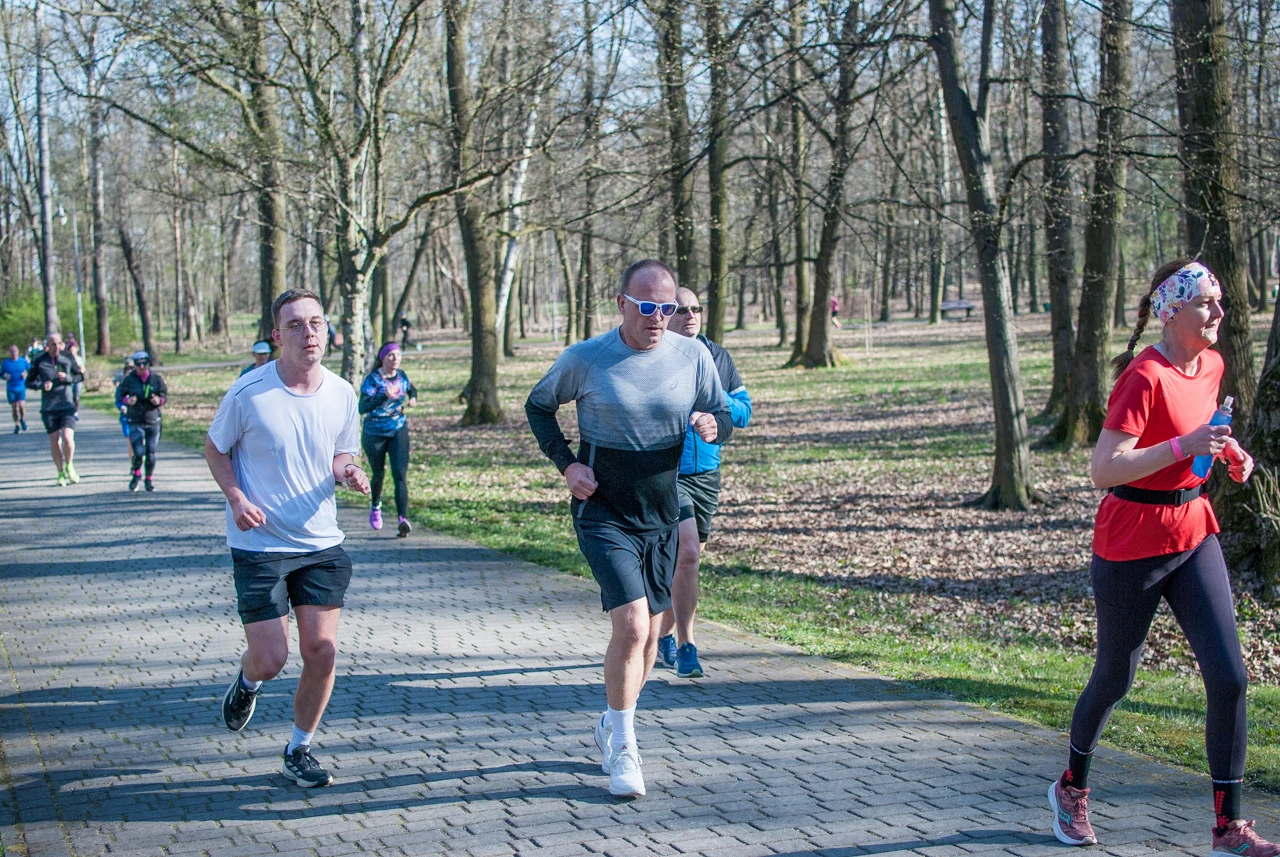 Świąteczny parkrun w Katowicach. Wspólne bieganie i pomoc dla schroniska (115)