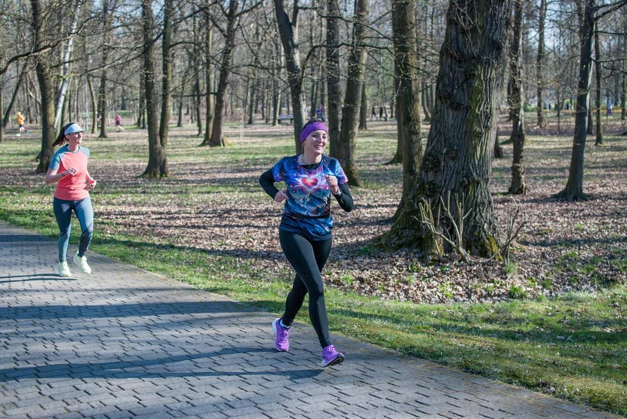 Świąteczny parkrun w Katowicach. Wspólne bieganie i pomoc dla schroniska (116)