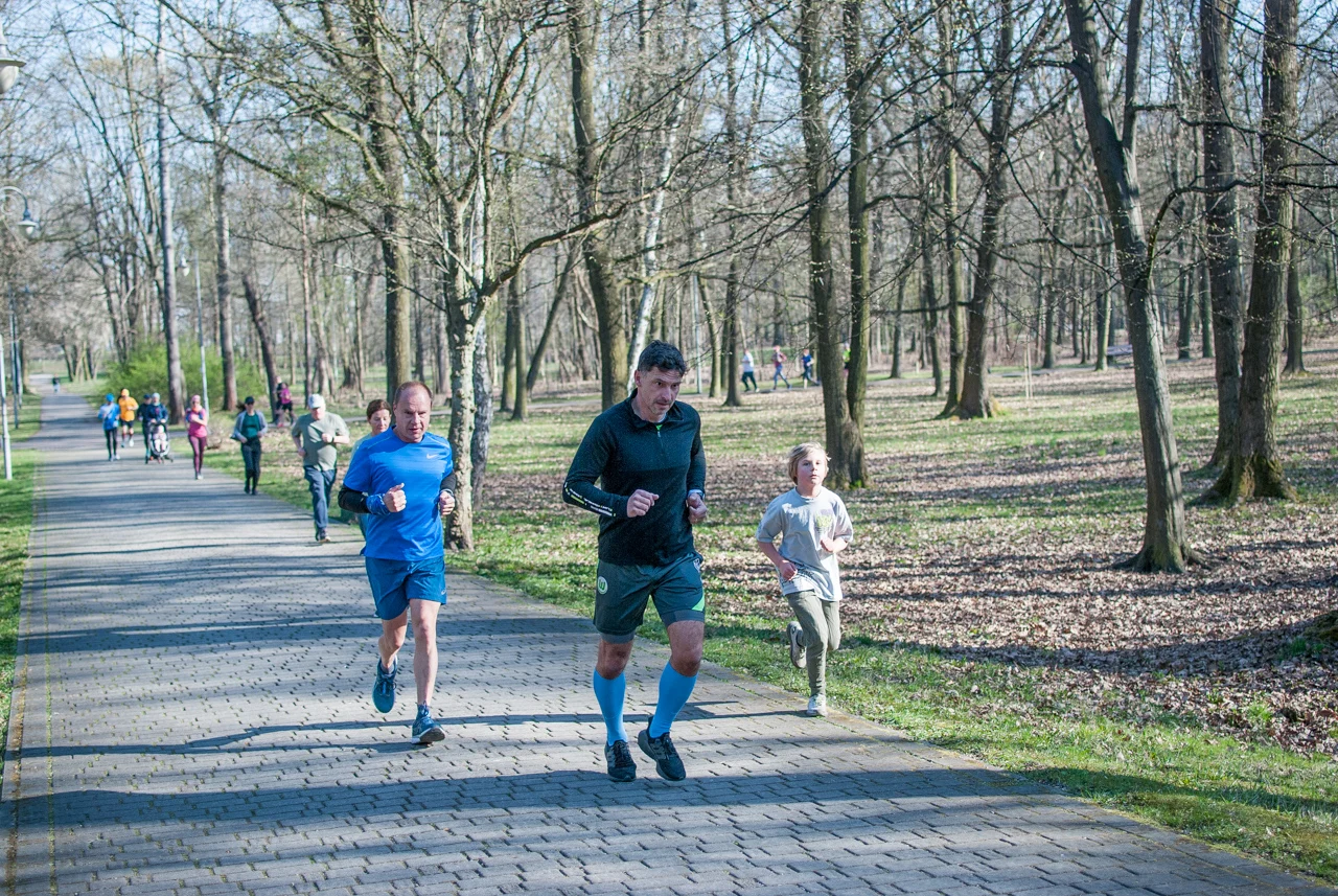 Świąteczny parkrun w Katowicach. Wspólne bieganie i pomoc dla schroniska (118)