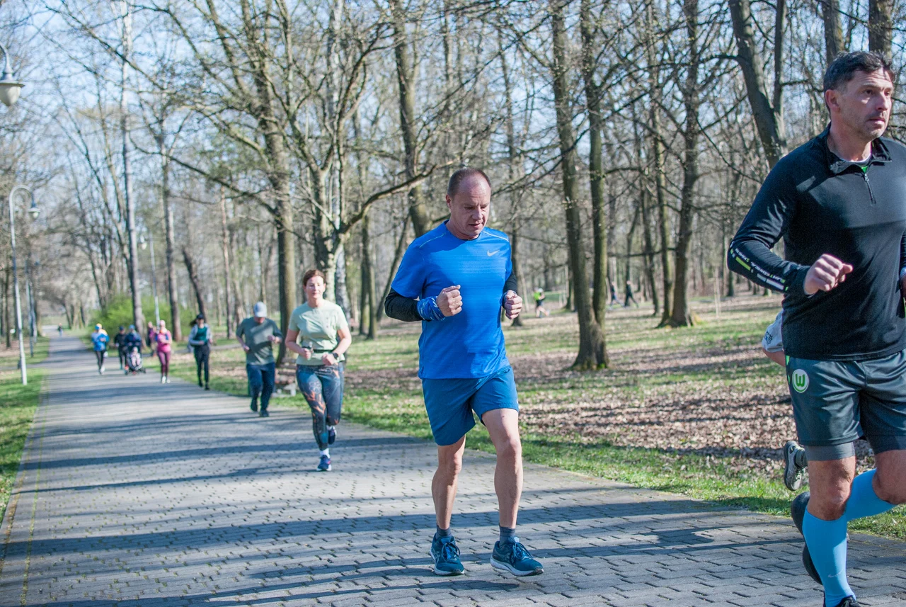 Świąteczny parkrun w Katowicach. Wspólne bieganie i pomoc dla schroniska (119)