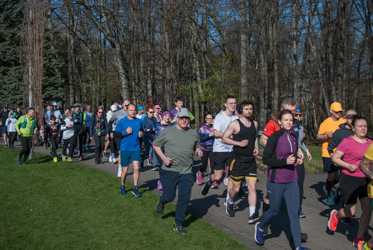 Świąteczny parkrun w Katowicach. Wspólne bieganie i pomoc dla schroniska (12)