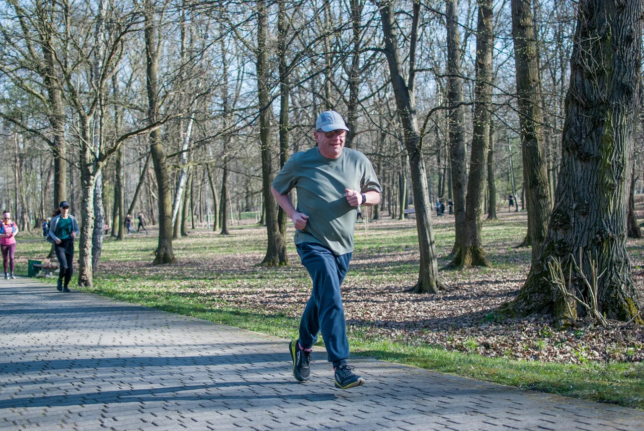 Świąteczny parkrun w Katowicach. Wspólne bieganie i pomoc dla schroniska (120)