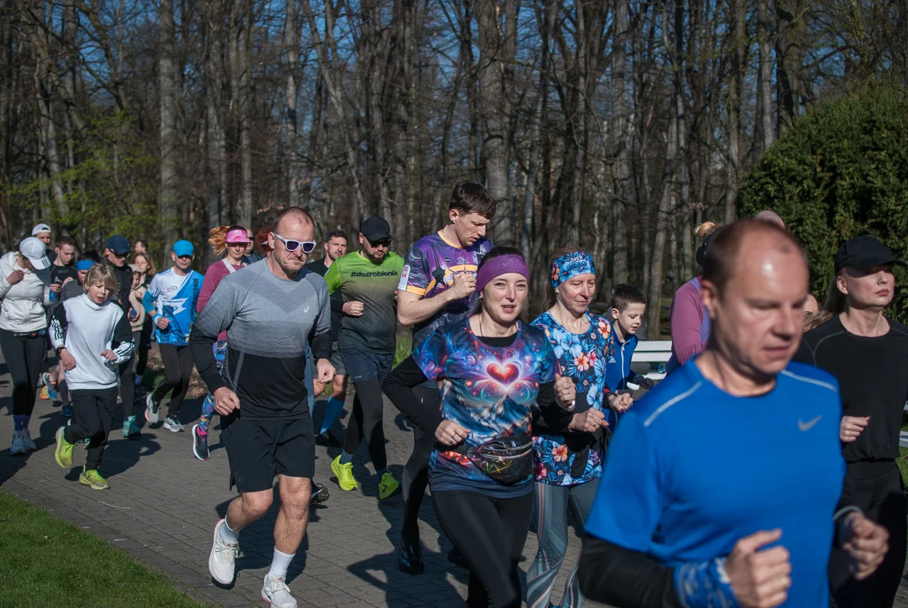 Świąteczny parkrun w Katowicach. Wspólne bieganie i pomoc dla schroniska (13)