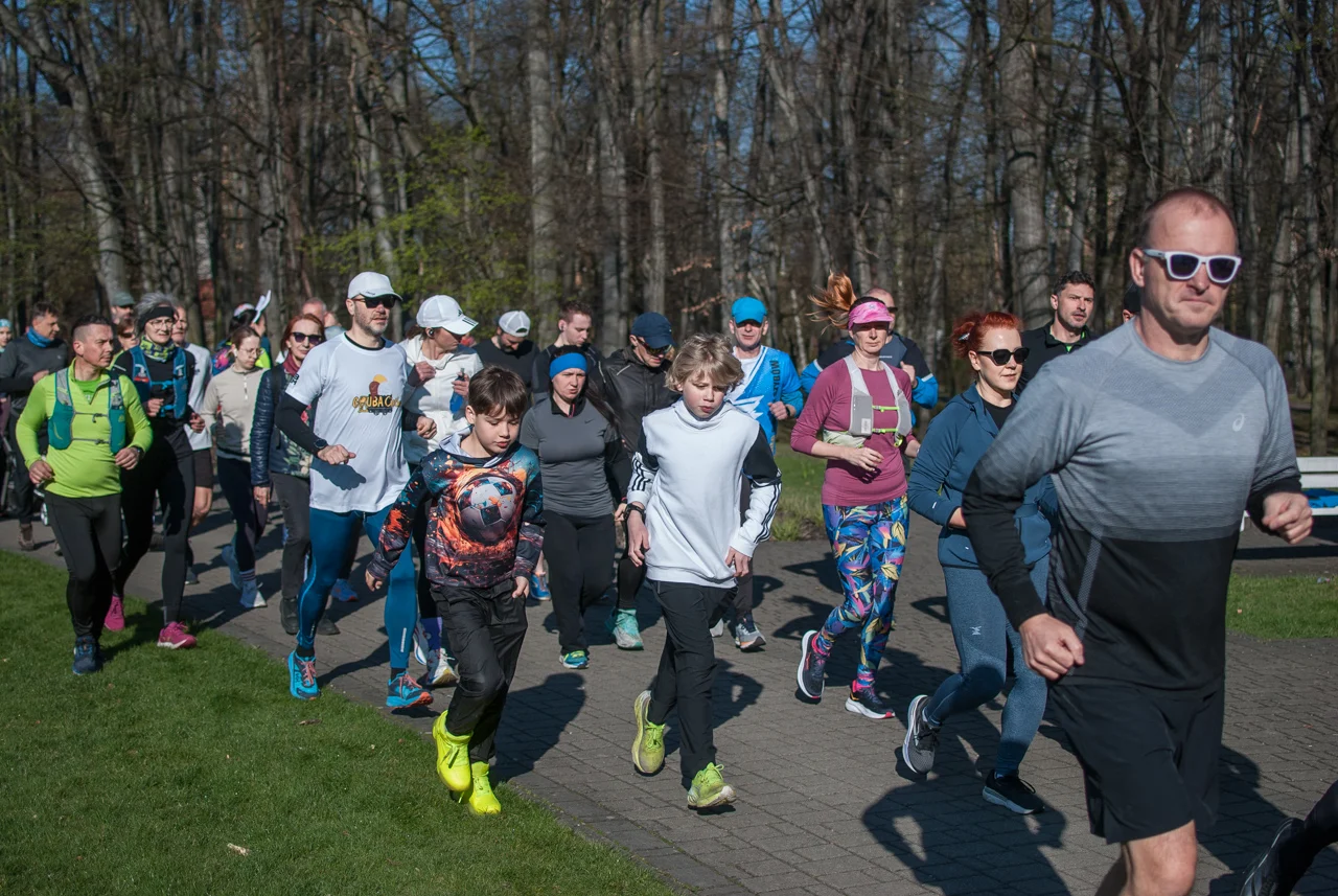 Świąteczny parkrun w Katowicach. Wspólne bieganie i pomoc dla schroniska (14)
