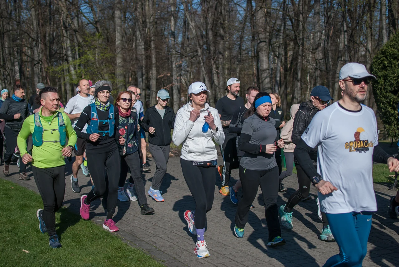 Świąteczny parkrun w Katowicach. Wspólne bieganie i pomoc dla schroniska (15)