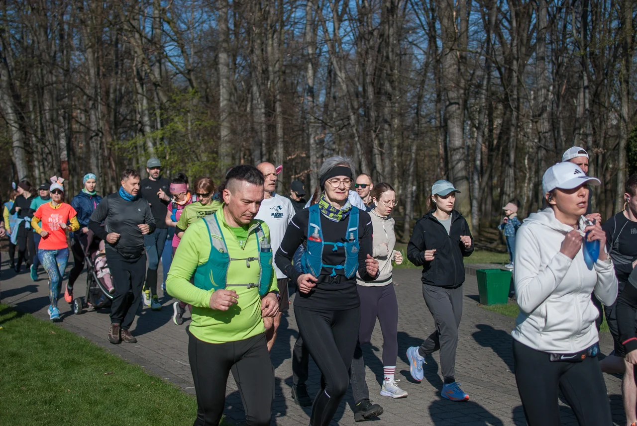 Świąteczny parkrun w Katowicach. Wspólne bieganie i pomoc dla schroniska (16)