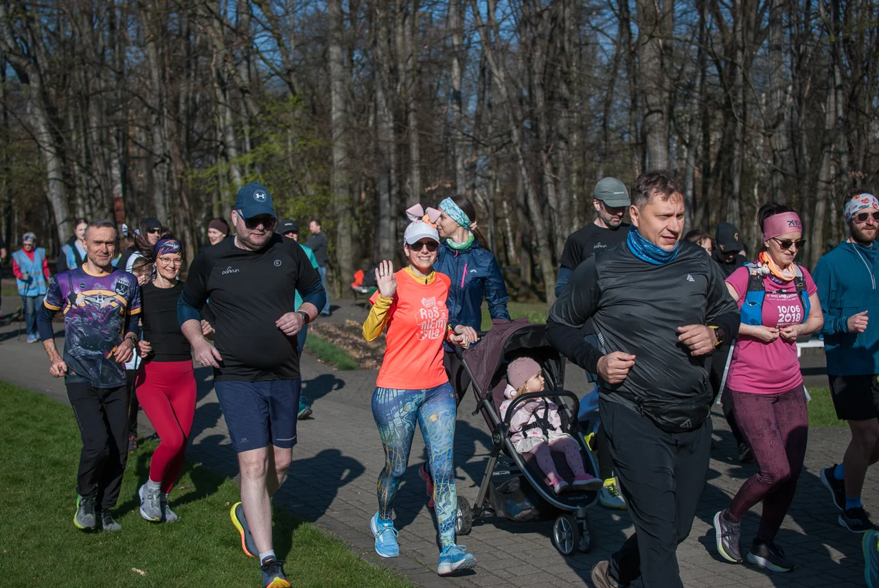 Świąteczny parkrun w Katowicach. Wspólne bieganie i pomoc dla schroniska (18)