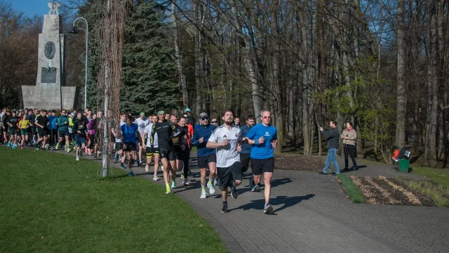Świąteczny parkrun w Katowicach. Wspólne bieganie i pomoc dla schroniska