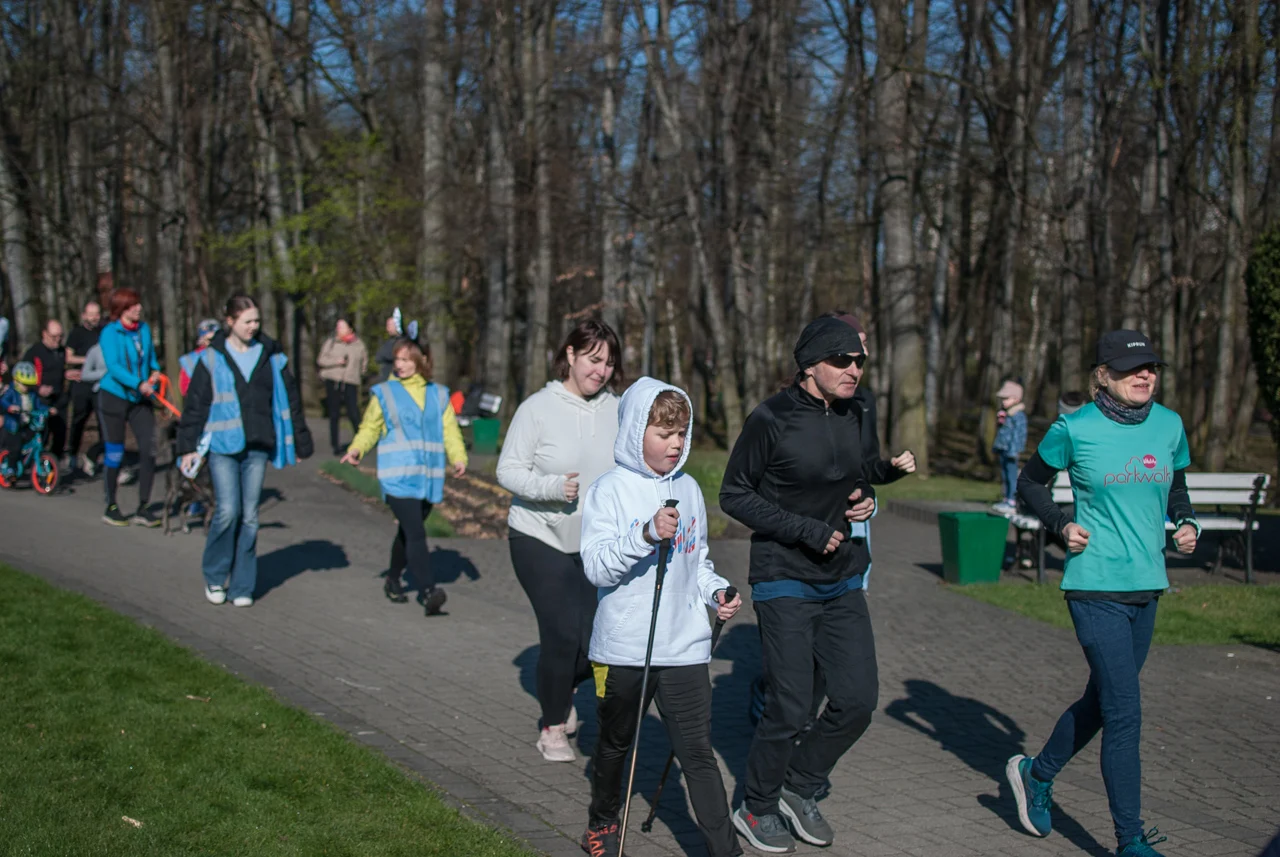 Świąteczny parkrun w Katowicach. Wspólne bieganie i pomoc dla schroniska (20)