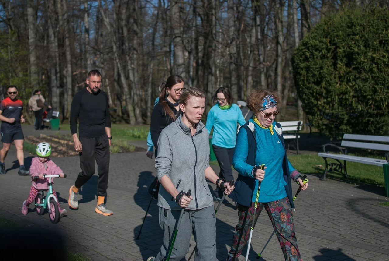 Świąteczny parkrun w Katowicach. Wspólne bieganie i pomoc dla schroniska (25)