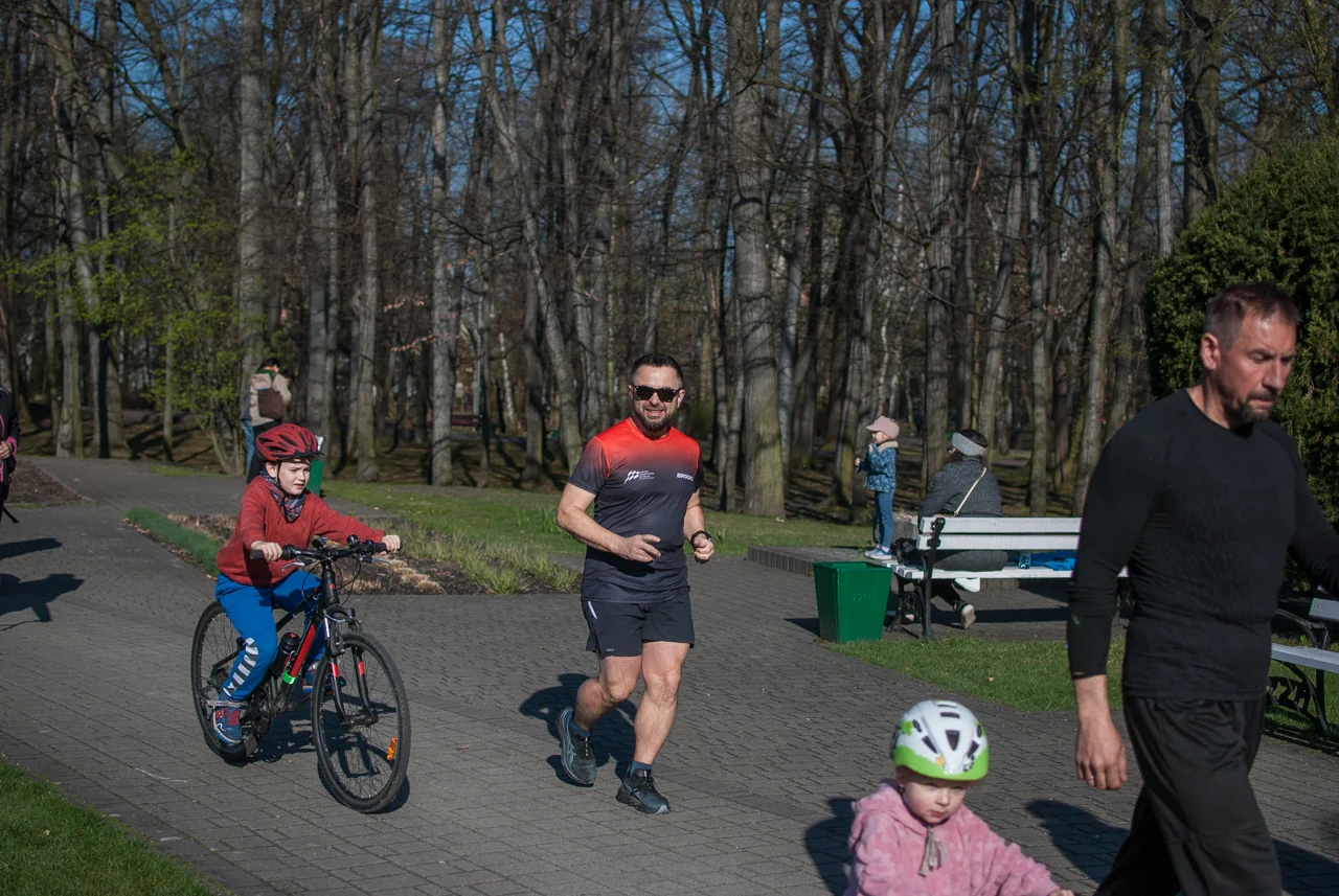 Świąteczny parkrun w Katowicach. Wspólne bieganie i pomoc dla schroniska (27)